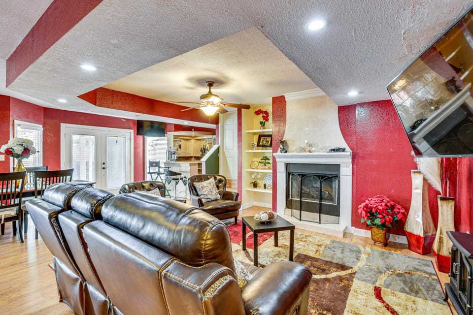13 Mi to Downtown El Paso Home with Game Room and Bar Apartment in Ciudad Juarez