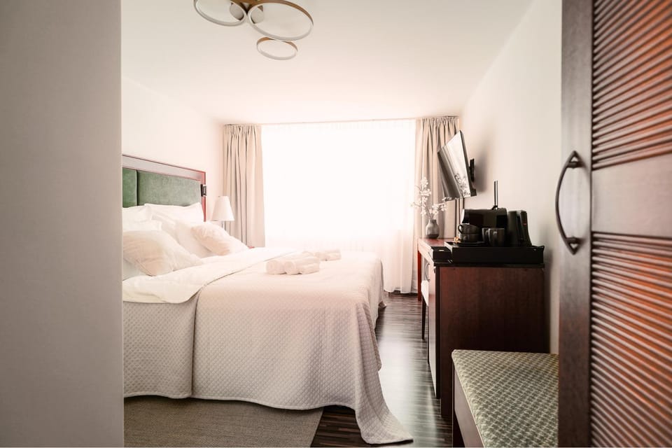 Bed, TV and multimedia, Photo of the whole room