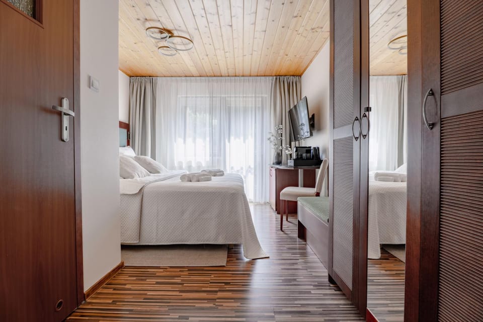Bed, TV and multimedia, Photo of the whole room, Bedroom, towels, wardrobe