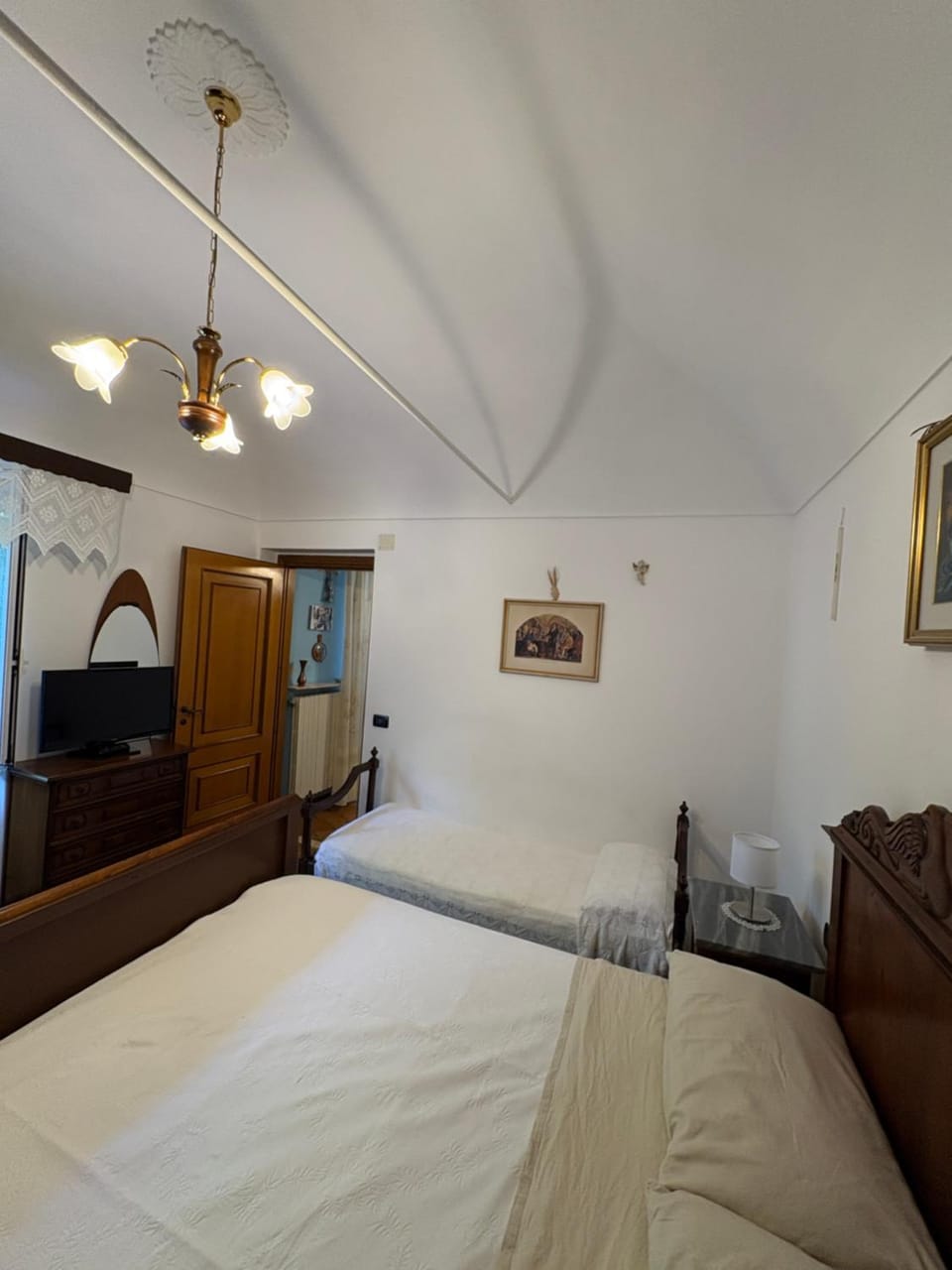 Bed, TV and multimedia, Bedroom