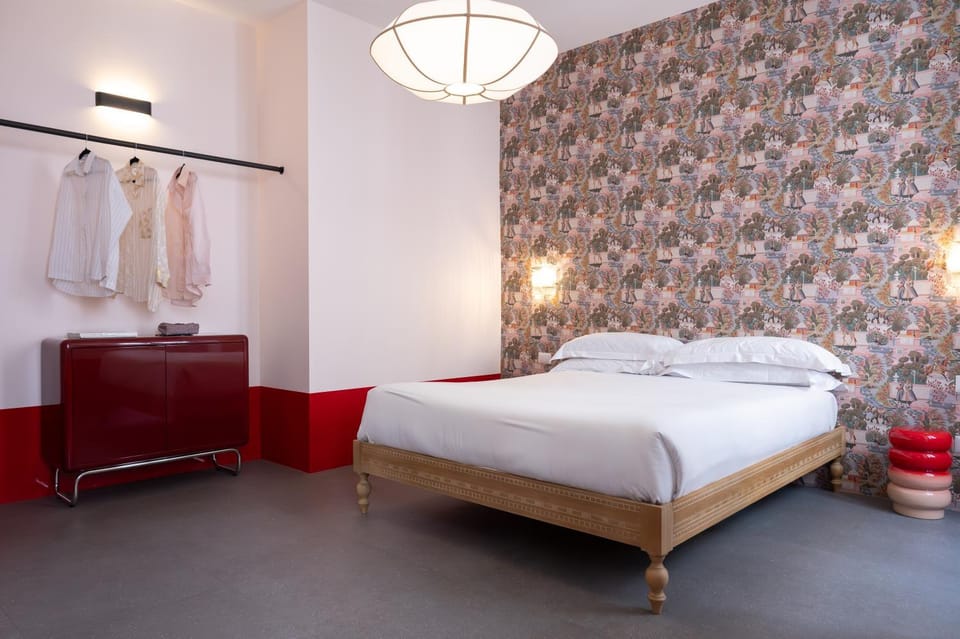 Bed, Photo of the whole room, Bedroom, heating, locker, air conditioner