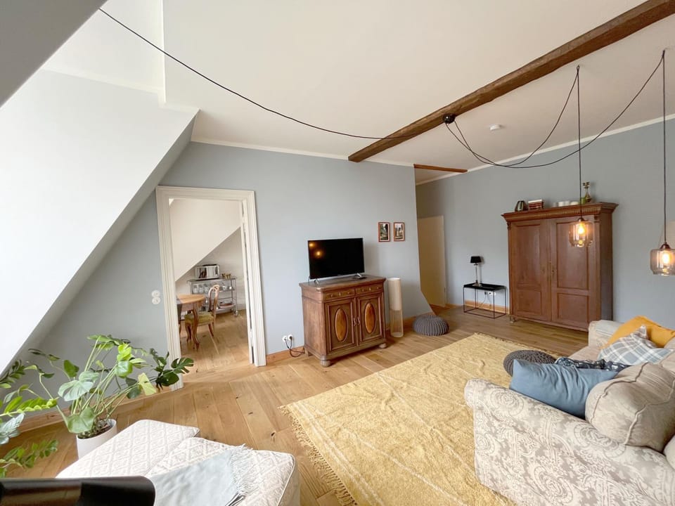 TV and multimedia, Living room, Seating area, wardrobe