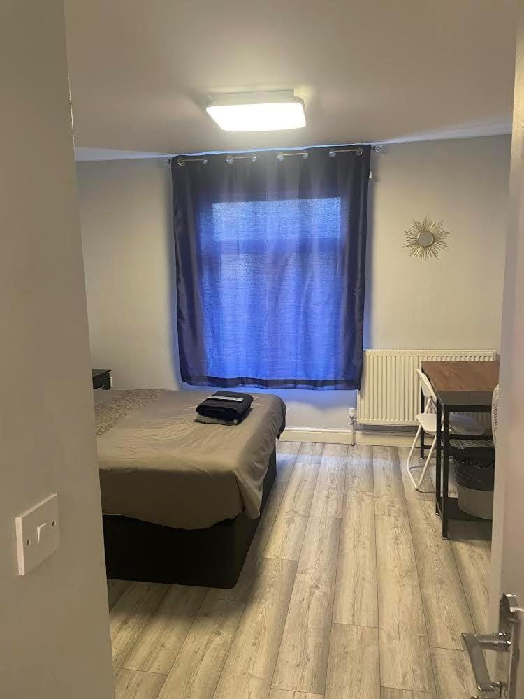 Woolwich Ensuite Roomz 2 Bed and Breakfast in London