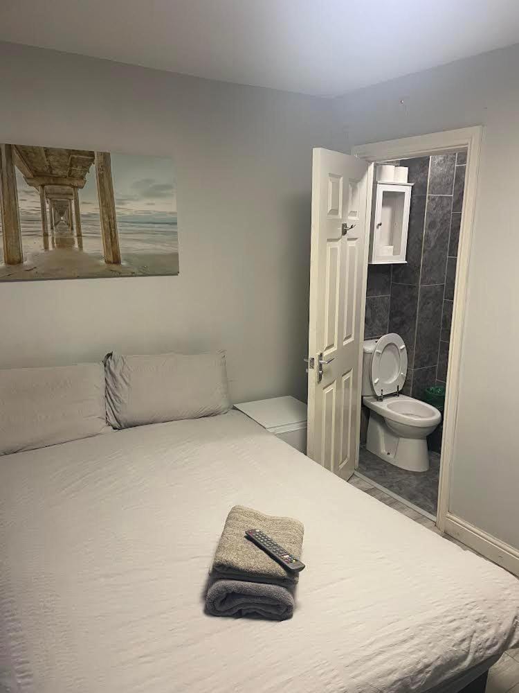 Woolwich Ensuite Roomz 2 Bed and Breakfast in London