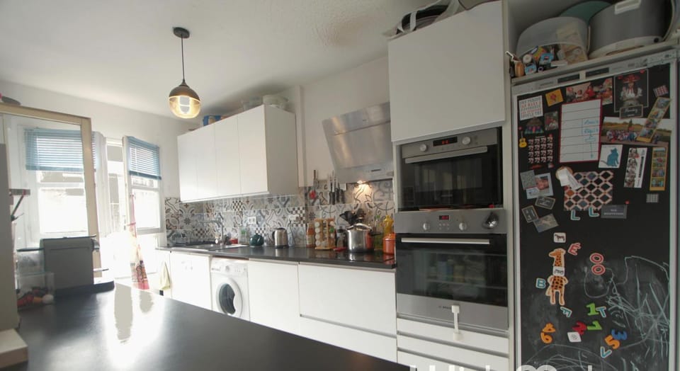 Coffee/tea facilities, Kitchen or kitchenette, dishwasher, oven, stove