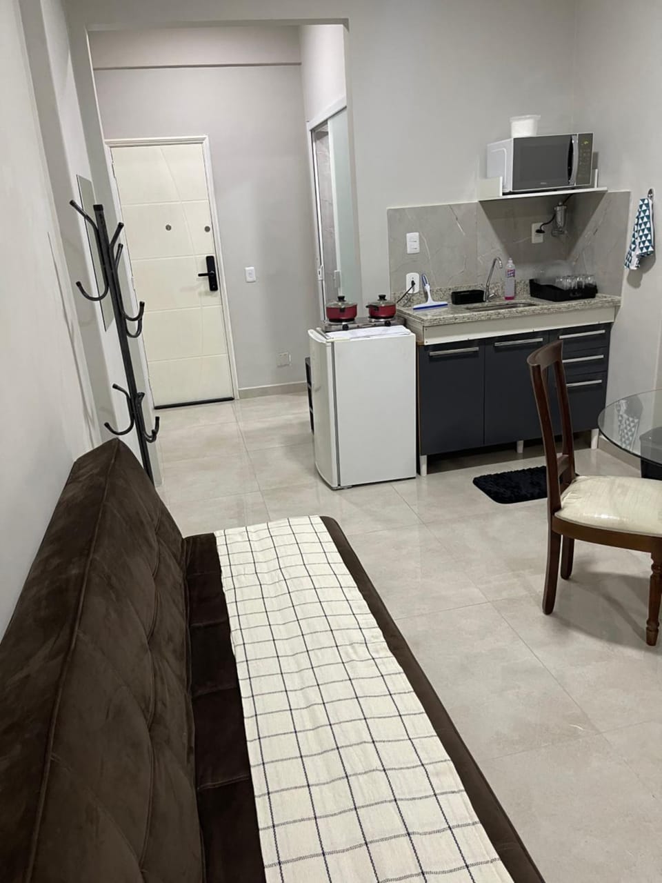 Kitchen or kitchenette, Living room, Dining area, minibar, oven, stove