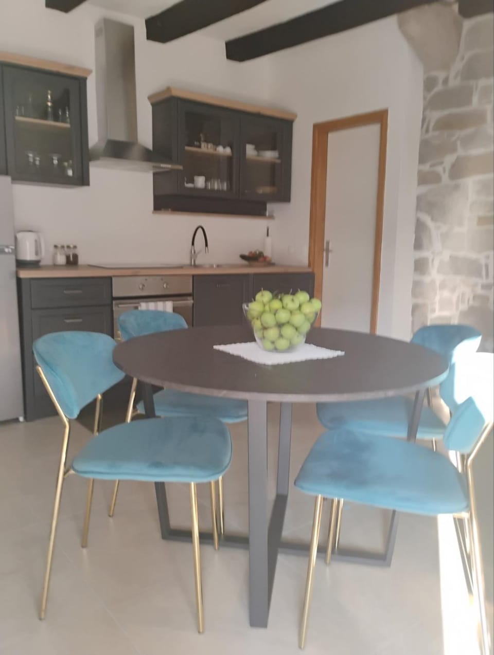 Kitchen or kitchenette, Dining area