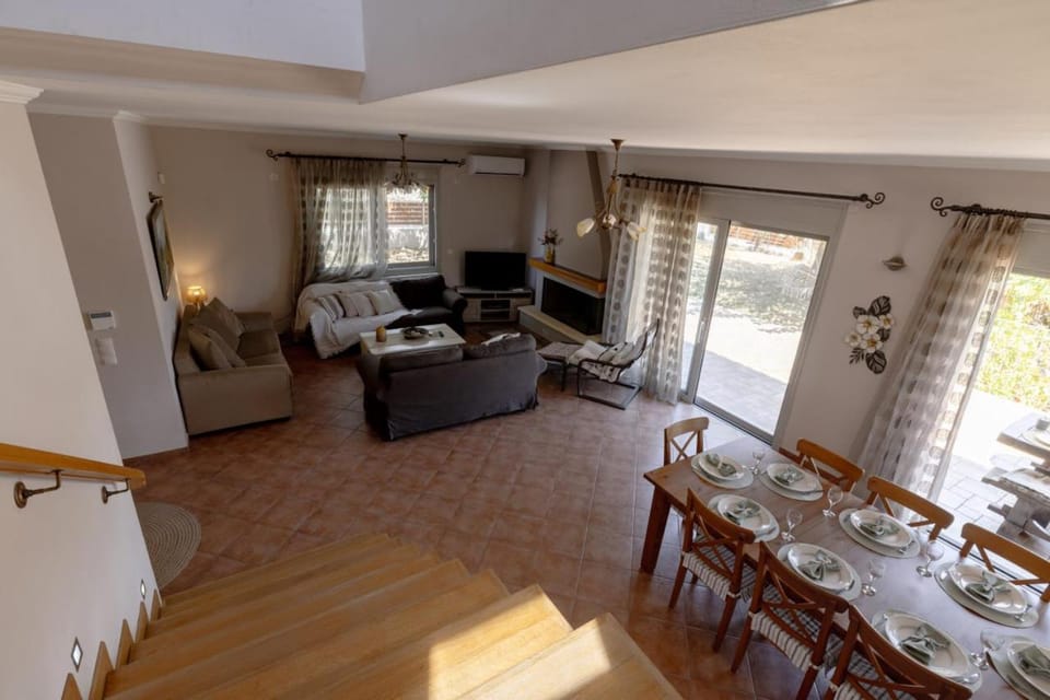 TV and multimedia, Living room, Seating area, Dining area, fireplace