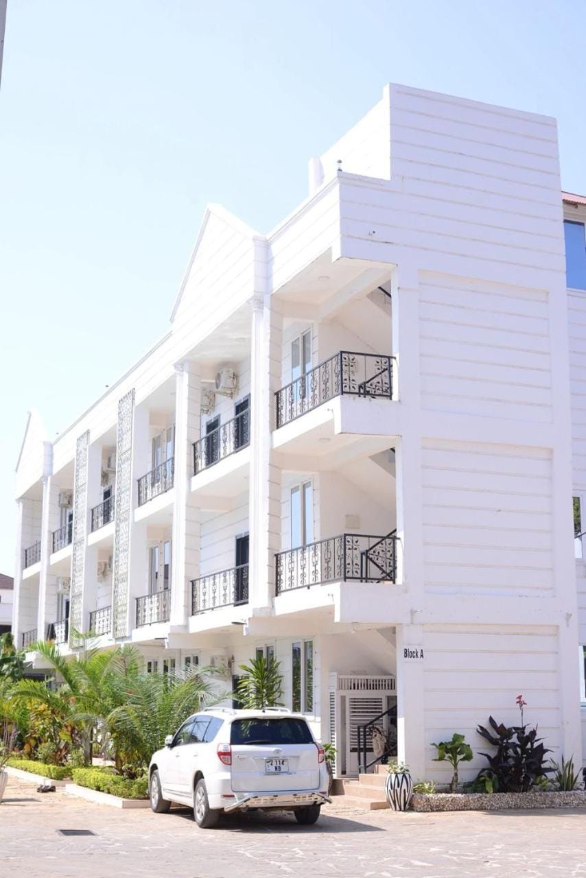 Shower, Property building, Summer, Garden, Seating area, Garden view, Garden view, Swimming pool, Parking