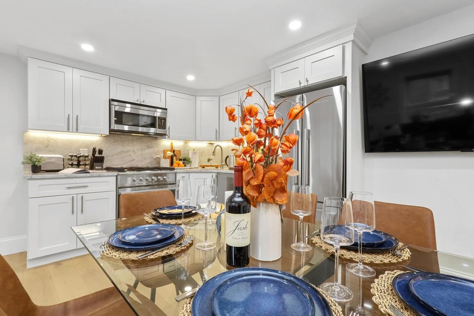 TV and multimedia, Kitchen or kitchenette, Dining area, stove