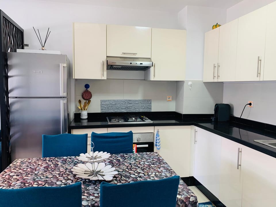 Kitchen or kitchenette, Dining area, oven, stove