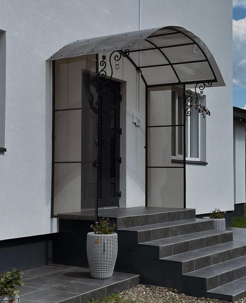 Property building, Facade/entrance, Day