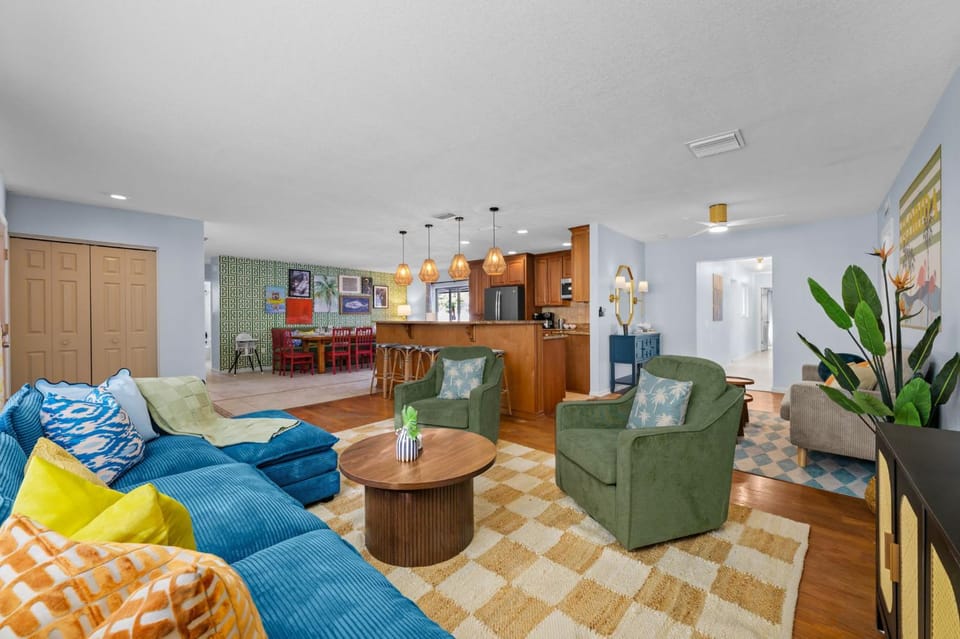 Resort Style Backyard Pool Movie Game Room House in Seminole