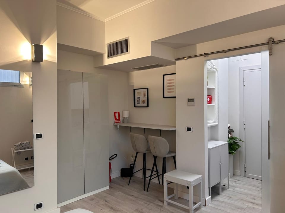 Kitchen or kitchenette, Dining area, air conditioner