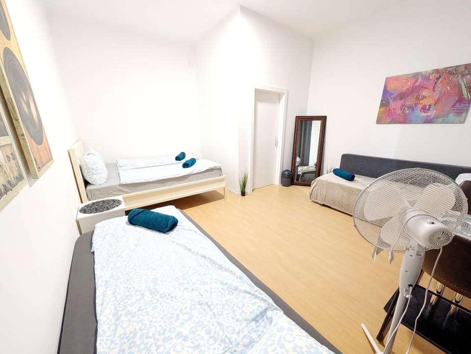 Cozy Rooms next to Lugner City GB4 Vacation rental in Vienna