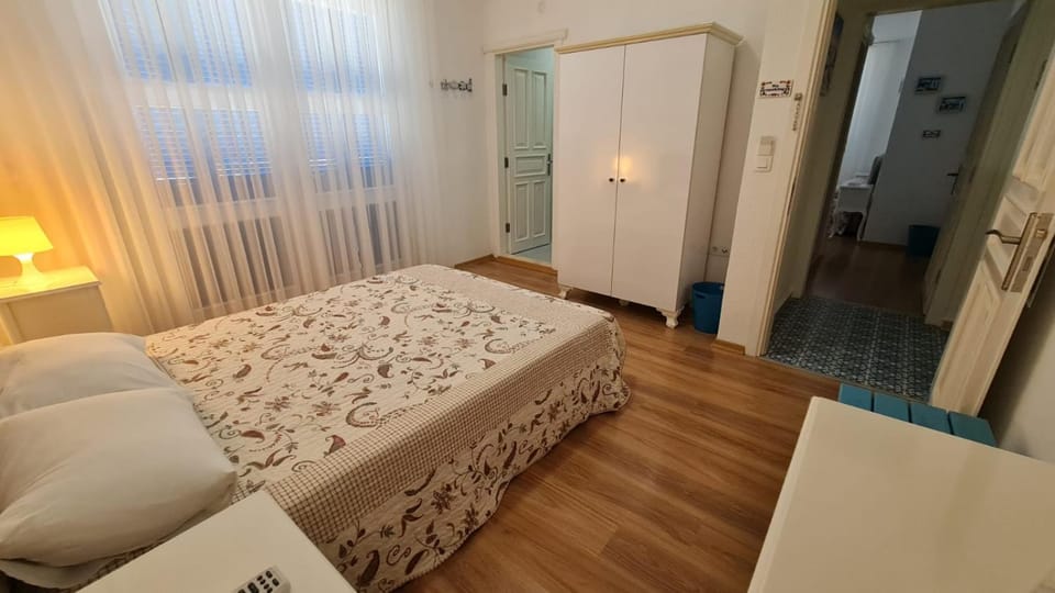 Photo of the whole room, Bedroom, wardrobe