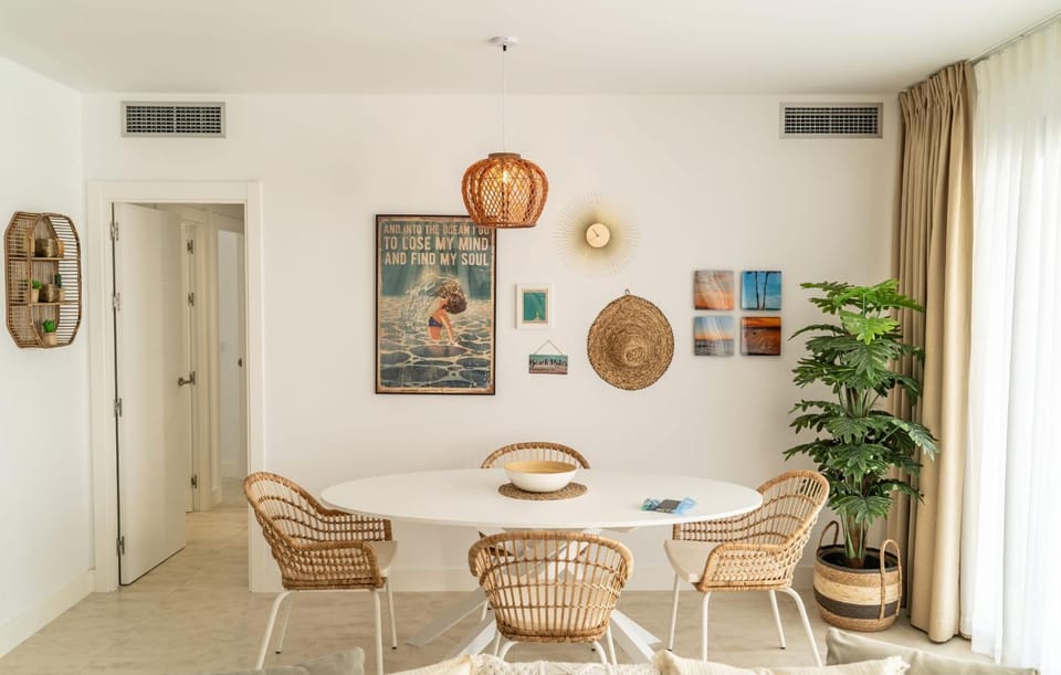 Seating area, Dining area