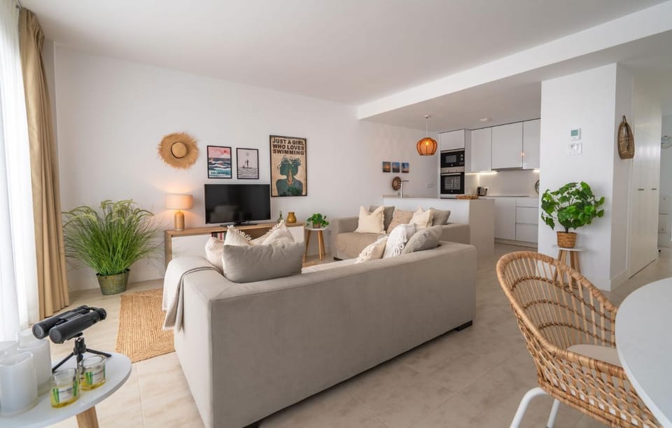 TV and multimedia, Kitchen or kitchenette, Living room, Seating area