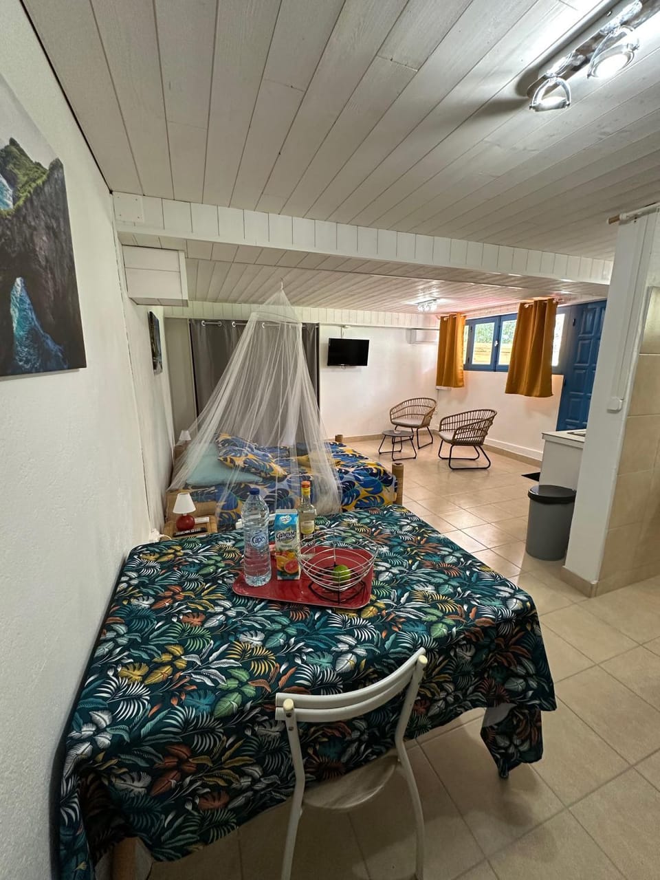 Kitchen or kitchenette, Seating area, Dining area