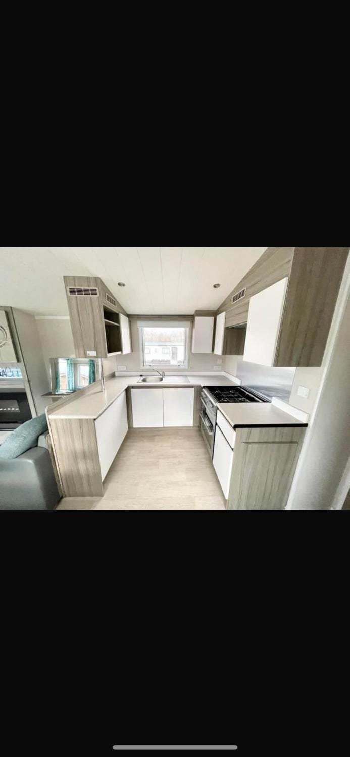 Lyons Robin Hood - 3 Bedroom Static Caravan Nature lodge in Rhyl