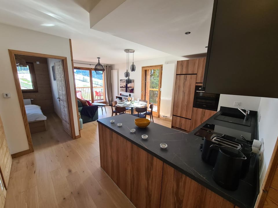 Coffee/tea facilities, Kitchen or kitchenette, Dining area, stove, toaster