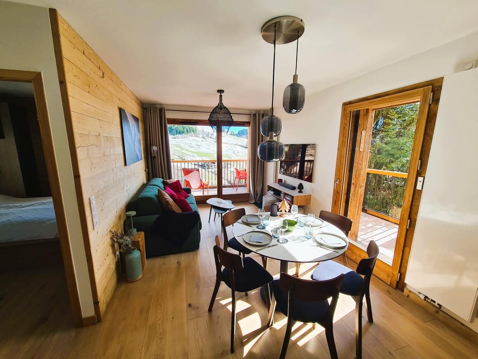 TV and multimedia, Living room, Dining area