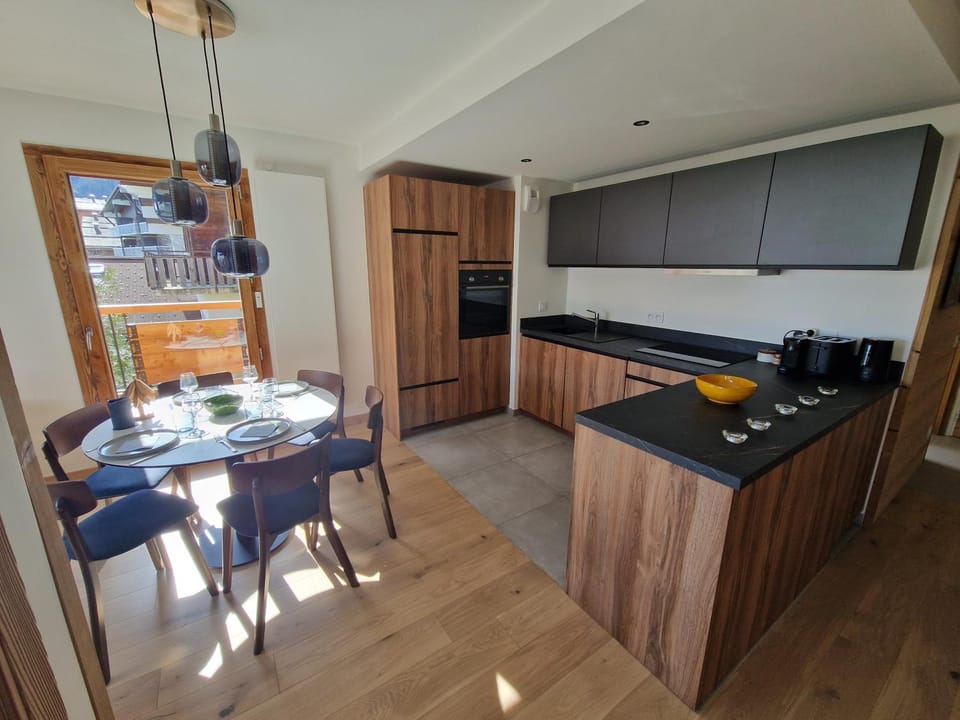 Coffee/tea facilities, Kitchen or kitchenette, Dining area, oven, stove