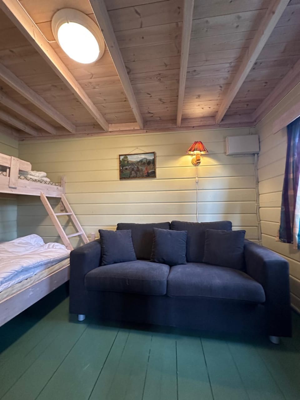 Seating area, Bedroom, bunk bed
