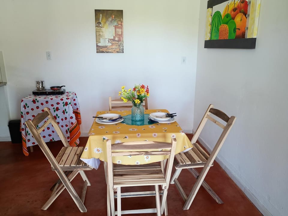 Living room, Food and drinks, Seating area, Dining area, Food