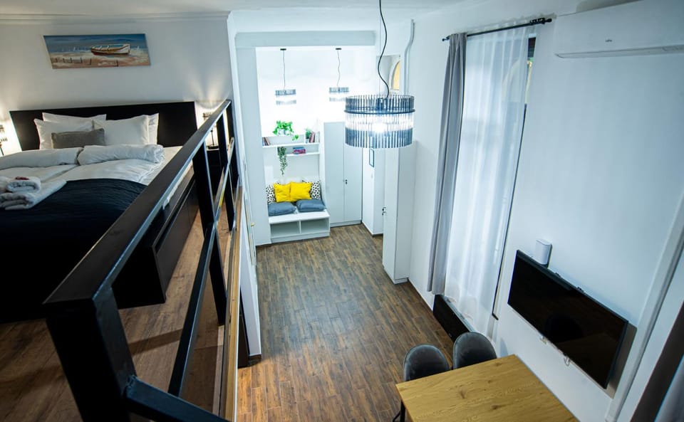 Bed, TV and multimedia, Living room, Seating area, Dining area, Bedroom, wardrobe