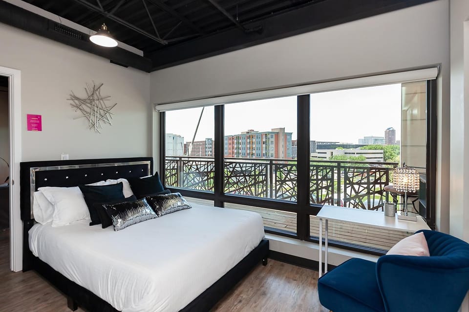 Cartier-Lux DT Unit-Skyline Views Apartment in Des Moines