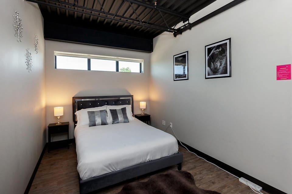 Cartier-Lux DT Unit-Skyline Views Apartment in Des Moines