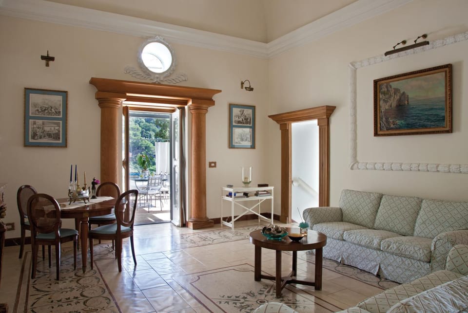 Day, Dining area