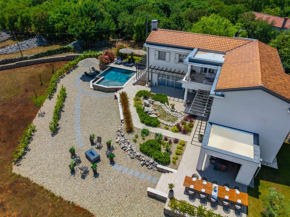 Property building, Patio, Day, Natural landscape, Bird's eye view, Garden, Pool view, Swimming pool, sunbed
