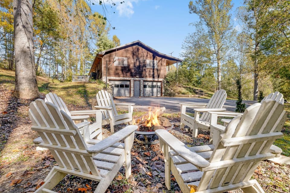 Hill Top Tree House by Carolina Mornings House in Woodfin