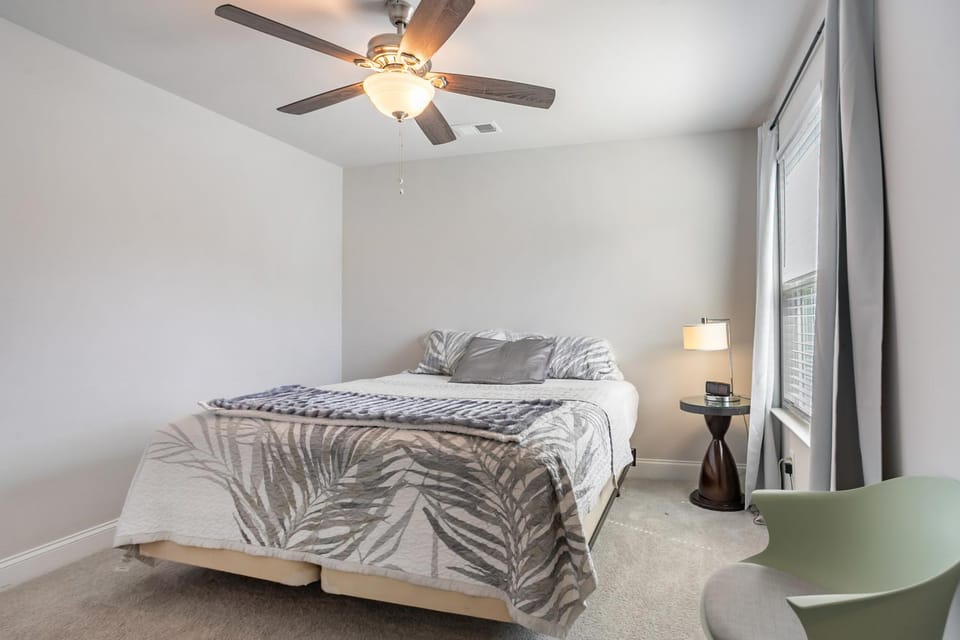 Photo of the whole room, Bedroom