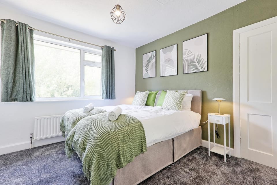 3 Bedroom Property, Free Parking for 3 Vehicles House in Colchester