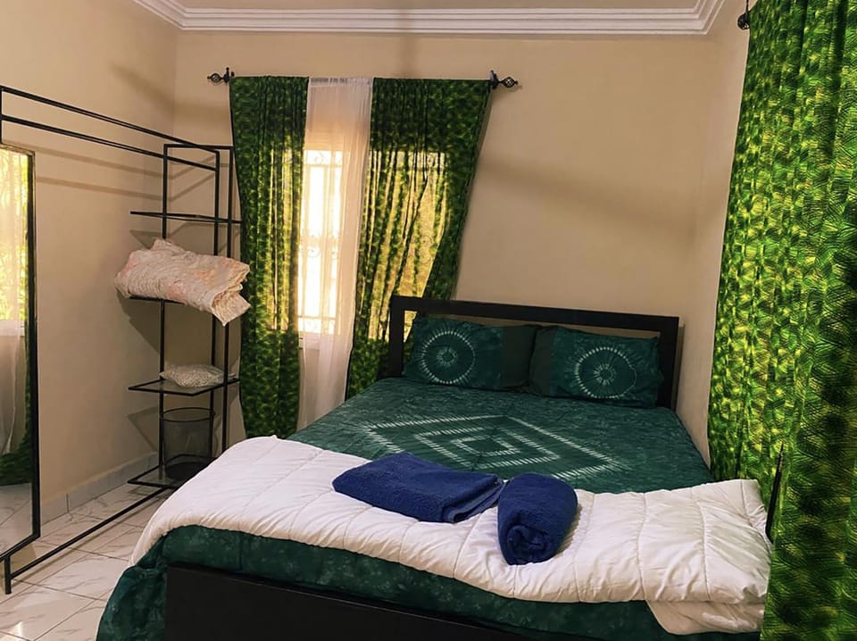 Bed, Photo of the whole room, Bedroom, towels