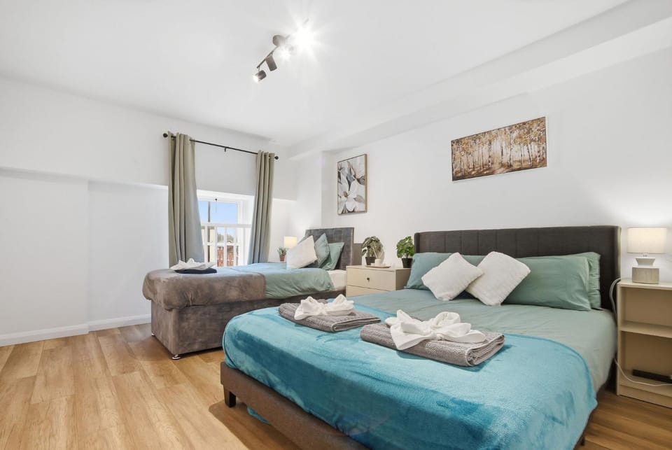 Bed, Bedroom, towels