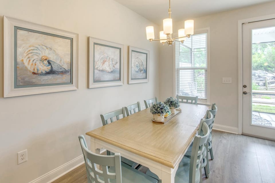Pool + Shuttle to Ocean! North Myrtle Beach Escape House in North Myrtle Beach