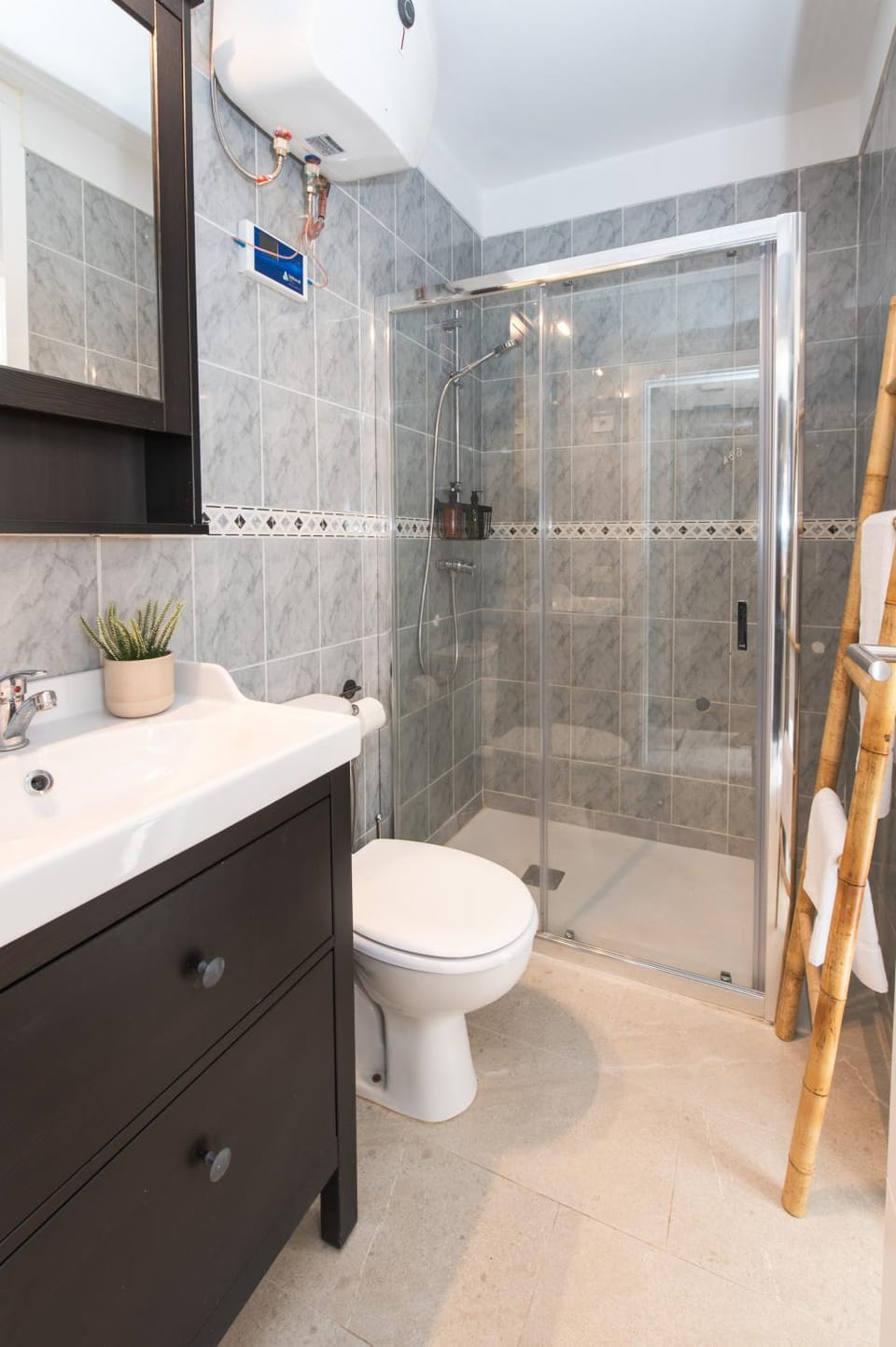 Shower, Toilet, Bathroom, towels