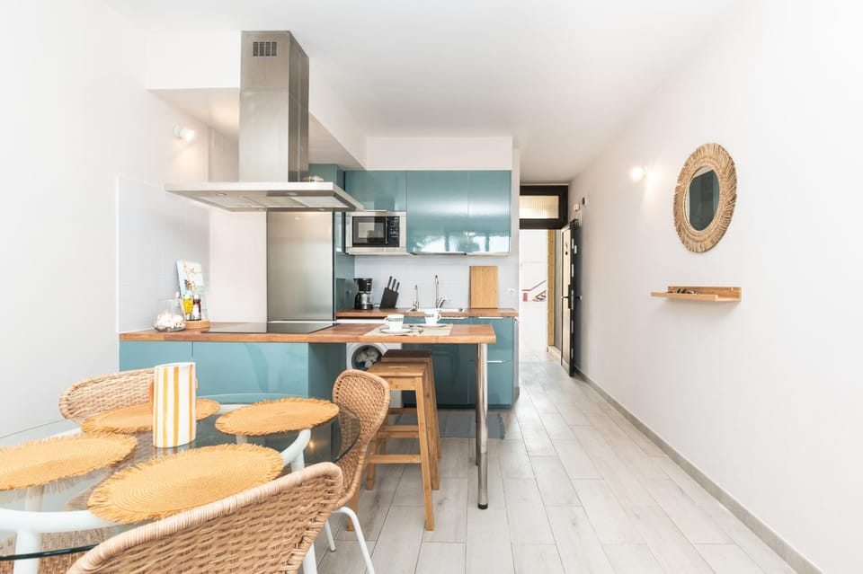 Kitchen or kitchenette, Seating area, Dining area, oven, stove