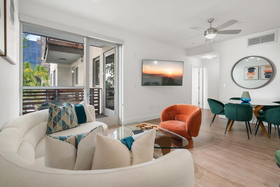 Balcony/Terrace, Living room, Decorative detail, Dining area, City view, Street view, furniture, internet, internet, pet friendly, pet friendly, air conditioner, air conditioner