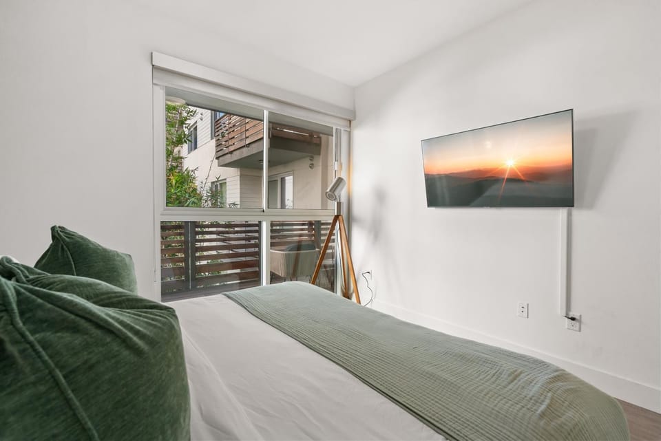 Bed, TV and multimedia, View (from property/room), Balcony/Terrace, Decorative detail, Bedroom, City view, Street view, furniture, internet, wardrobe, air conditioner