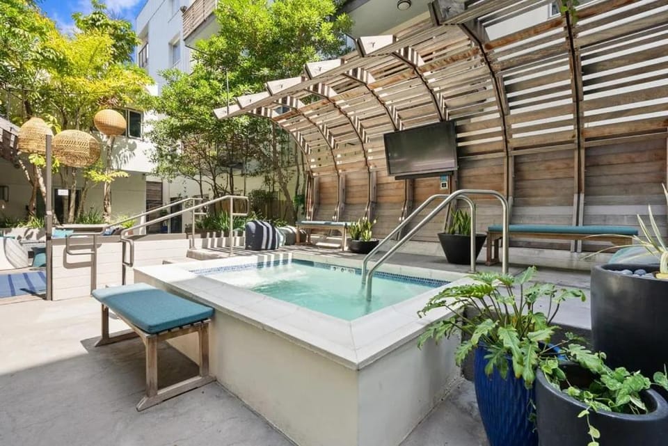 Property building, Hot Tub