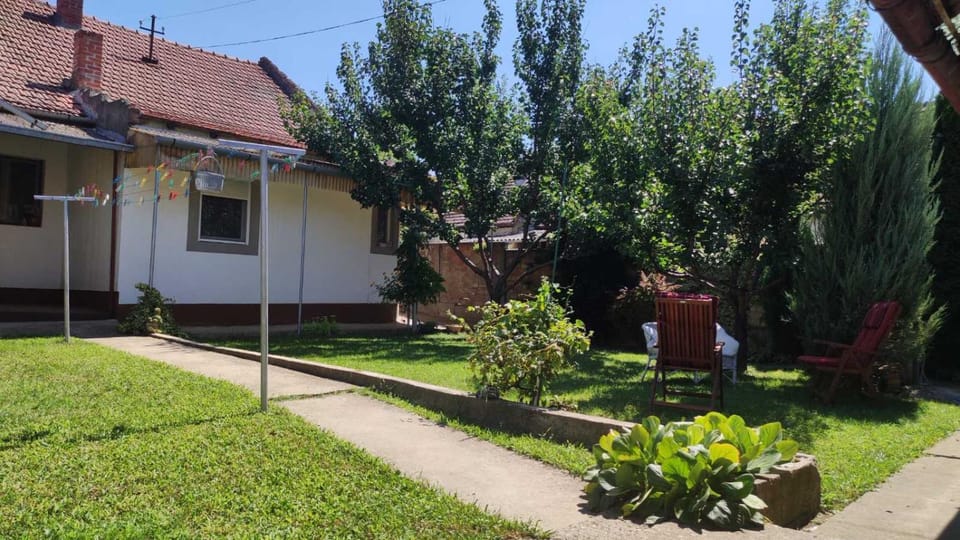 Property building, Spring, Day, Neighbourhood, Garden, Garden view