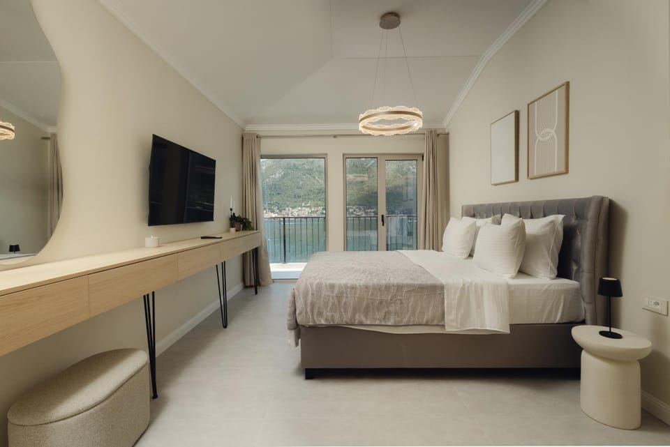 Bed, TV and multimedia, Photo of the whole room, Bedroom, Sea view