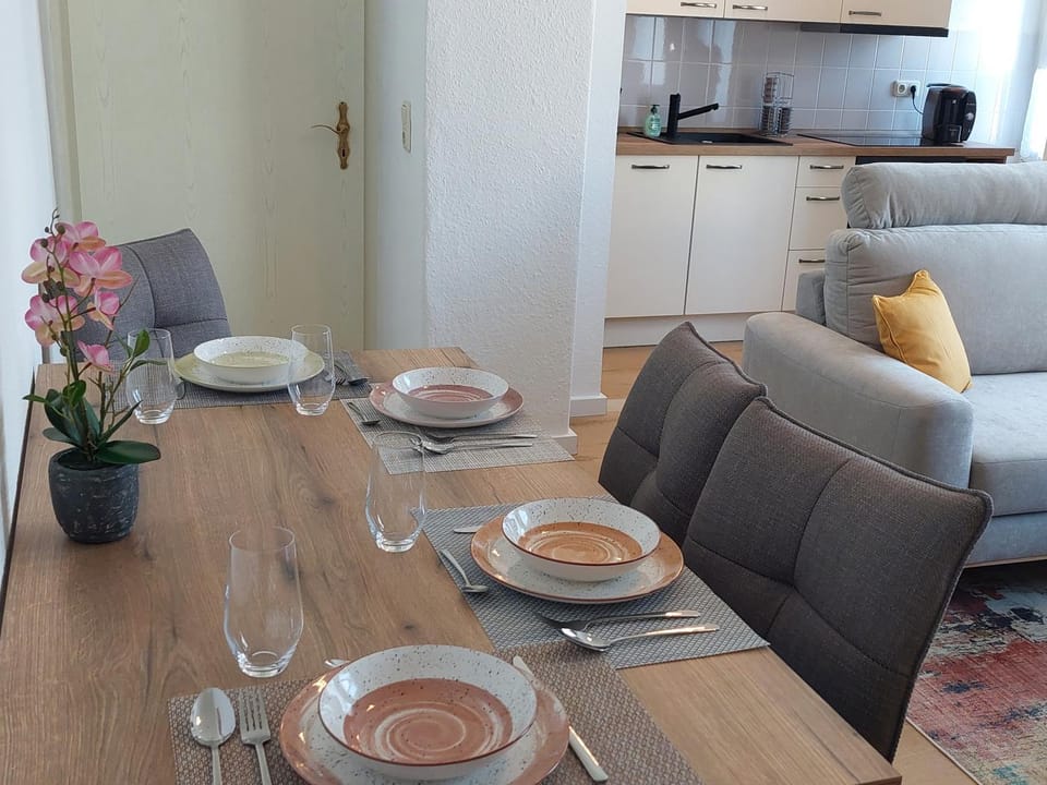 Seating area, Dining area, Food