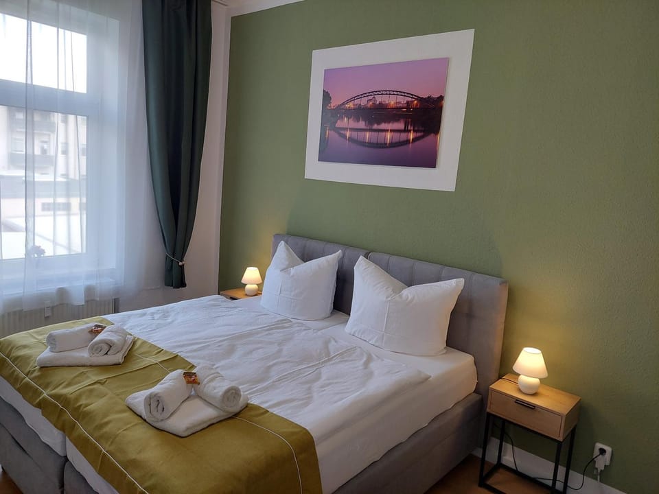 Bed, Bedroom, towels