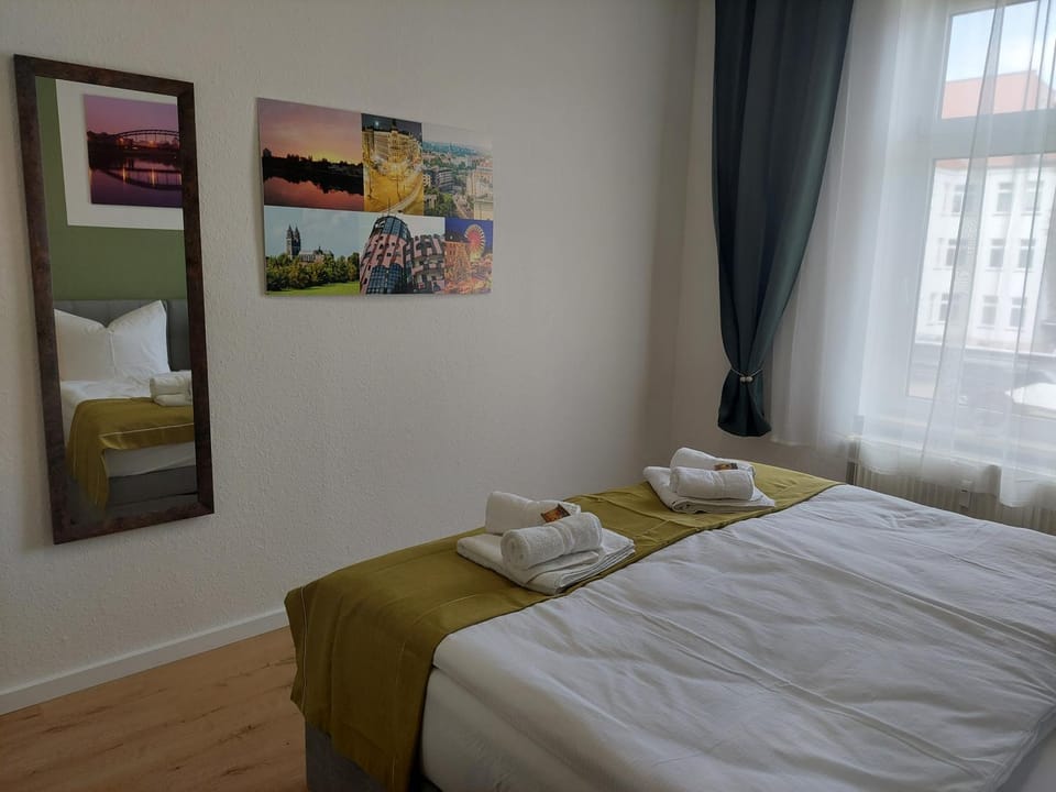 Bed, Bedroom, towels
